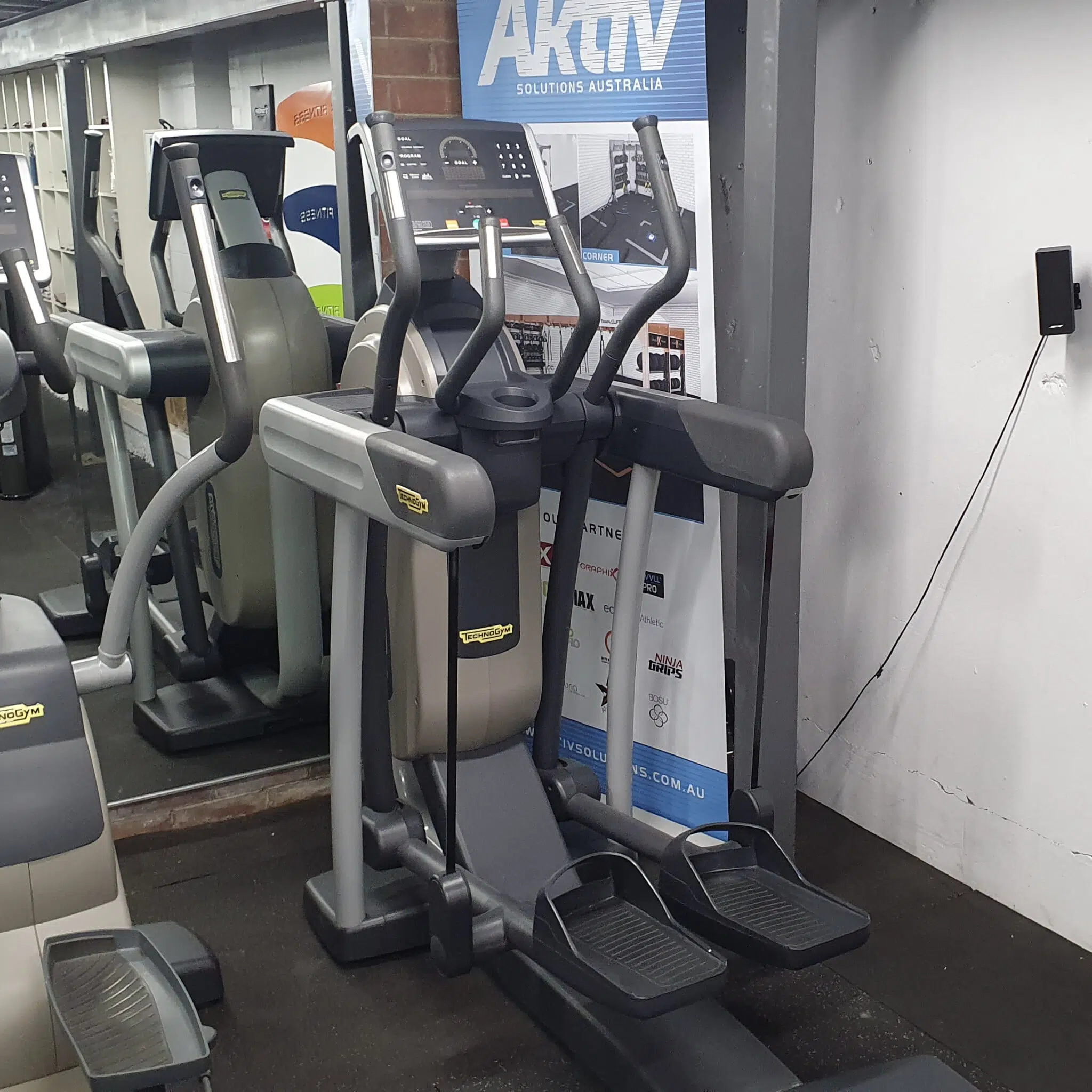 状態良好 TechnoGym/テクノジム クロストレーナー VARIO EXCITE 700 SP 本格ジム仕様 /自家発電 手渡し希望/自社配送可能（配送エリアについてお問い合わせください) Technogym Vario Excite 700 with LED Console | Grays Fitness