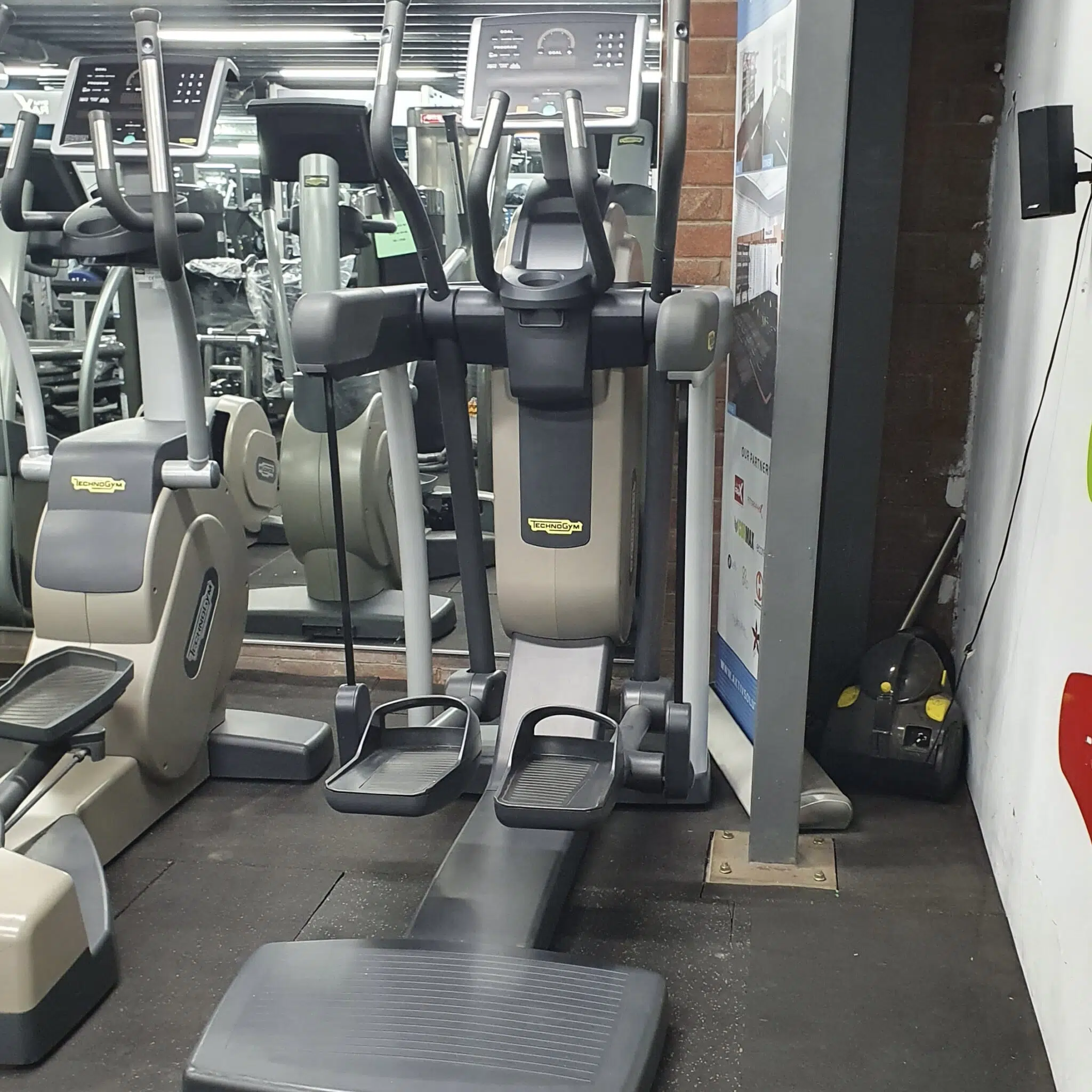 状態良好 TechnoGym/テクノジム クロストレーナー VARIO EXCITE 700 SP 本格ジム仕様 /自家発電 手渡し希望/自社配送可能（配送エリアについてお問い合わせください) Technogym EXCITE Vario 700 SP